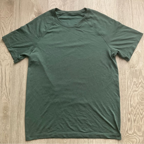 Men’s Lululemon short sleeve shirt - Picture 1 of 5